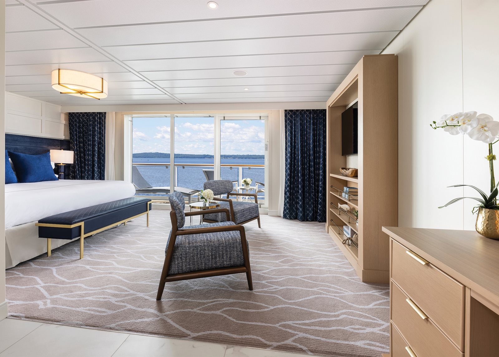 Sky Suite — 470 sq ft with dual balconies